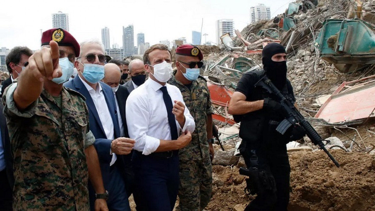 French President Emmanuel Macron tours parts of Beirut devastated by Tuesday's deadly blasts. © AFP